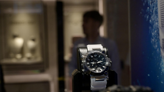 El jefe de Investigación y Desarrollo (I+D) de G–SHOCK, Tatsuya Izaki, visita la ciudad para presentar el reloj modelo MRG-BF1000EB-1A. Izaki es considerado una leyenda, porque por sus manos han pasado más de 3.800 relojes de la famosa marca