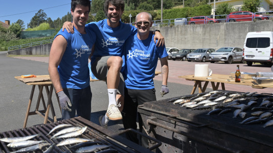 Dano Cerebral A Coruña celebró este jueves una nueva edición de su tradicional sardiñada, una jornada de convivencia que reunió a profesionales, personas usuarias de la entidad y sus familias en un ambiente festivo