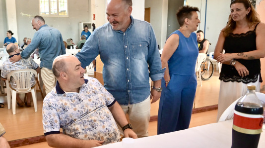 Dano Cerebral A Coruña celebró este jueves una nueva edición de su tradicional sardiñada, una jornada de convivencia que reunió a profesionales, personas usuarias de la entidad y sus familias en un ambiente festivo