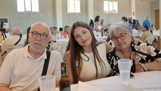 Dano Cerebral A Coruña celebró este jueves una nueva edición de su tradicional sardiñada, una jornada de convivencia que reunió a profesionales, personas usuarias de la entidad y sus familias en un ambiente festivo