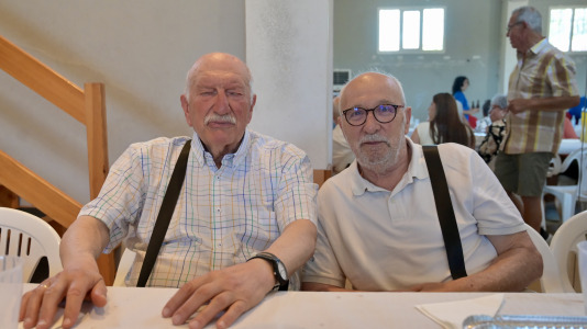 Dano Cerebral A Coruña celebró este jueves una nueva edición de su tradicional sardiñada, una jornada de convivencia que reunió a profesionales, personas usuarias de la entidad y sus familias en un ambiente festivo