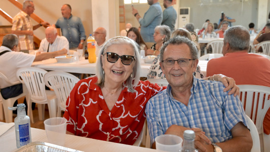 Dano Cerebral A Coruña celebró este jueves una nueva edición de su tradicional sardiñada, una jornada de convivencia que reunió a profesionales, personas usuarias de la entidad y sus familias en un ambiente festivo