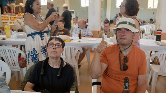 Dano Cerebral A Coruña celebró este jueves una nueva edición de su tradicional sardiñada, una jornada de convivencia que reunió a profesionales, personas usuarias de la entidad y sus familias en un ambiente festivo