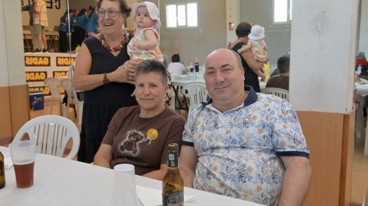 Dano Cerebral A Coruña celebró este jueves una nueva edición de su tradicional sardiñada, una jornada de convivencia que reunió a profesionales, personas usuarias de la entidad y sus familias en un ambiente festivo