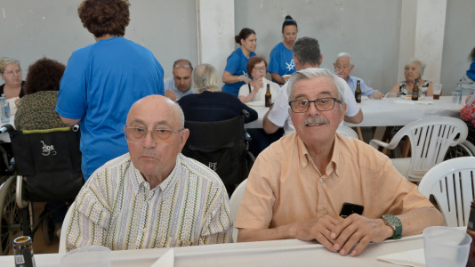 Dano Cerebral A Coruña celebró este jueves una nueva edición de su tradicional sardiñada, una jornada de convivencia que reunió a profesionales, personas usuarias de la entidad y sus familias en un ambiente festivo