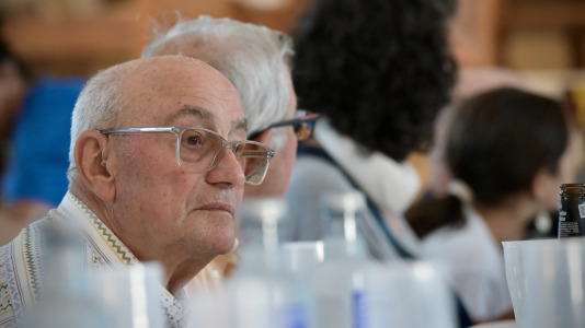 Dano Cerebral A Coruña celebró este jueves una nueva edición de su tradicional sardiñada, una jornada de convivencia que reunió a profesionales, personas usuarias de la entidad y sus familias en un ambiente festivo