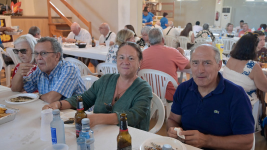 Dano Cerebral A Coruña celebró este jueves una nueva edición de su tradicional sardiñada, una jornada de convivencia que reunió a profesionales, personas usuarias de la entidad y sus familias en un ambiente festivo