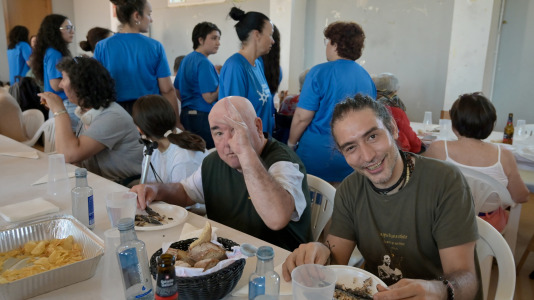 Dano Cerebral A Coruña celebró este jueves una nueva edición de su tradicional sardiñada, una jornada de convivencia que reunió a profesionales, personas usuarias de la entidad y sus familias en un ambiente festivo