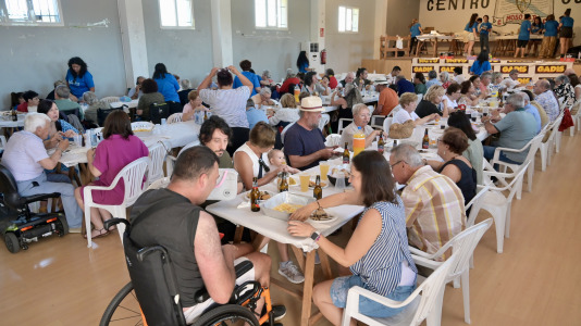 Dano Cerebral A Coruña celebró este jueves una nueva edición de su tradicional sardiñada, una jornada de convivencia que reunió a profesionales, personas usuarias de la entidad y sus familias en un ambiente festivo