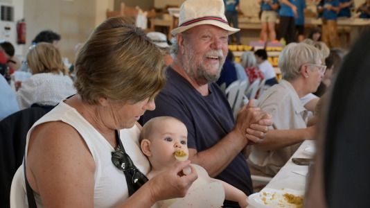 Dano Cerebral A Coruña celebró este jueves una nueva edición de su tradicional sardiñada, una jornada de convivencia que reunió a profesionales, personas usuarias de la entidad y sus familias en un ambiente festivo