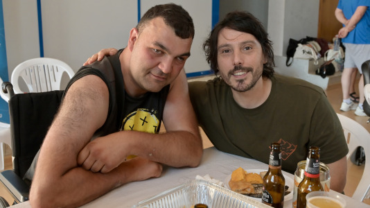 Dano Cerebral A Coruña celebró este jueves una nueva edición de su tradicional sardiñada, una jornada de convivencia que reunió a profesionales, personas usuarias de la entidad y sus familias en un ambiente festivo