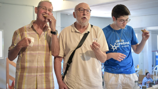 Dano Cerebral A Coruña celebró este jueves una nueva edición de su tradicional sardiñada, una jornada de convivencia que reunió a profesionales, personas usuarias de la entidad y sus familias en un ambiente festivo
