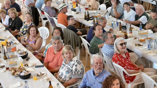 Dano Cerebral A Coruña celebró este jueves una nueva edición de su tradicional sardiñada, una jornada de convivencia que reunió a profesionales, personas usuarias de la entidad y sus familias en un ambiente festivo