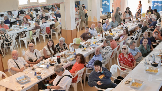 Dano Cerebral A Coruña celebró este jueves una nueva edición de su tradicional sardiñada, una jornada de convivencia que reunió a profesionales, personas usuarias de la entidad y sus familias en un ambiente festivo
