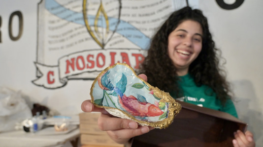 Dano Cerebral A Coruña celebró este jueves una nueva edición de su tradicional sardiñada, una jornada de convivencia que reunió a profesionales, personas usuarias de la entidad y sus familias en un ambiente festivo