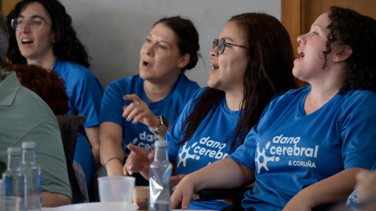 Dano Cerebral A Coruña celebró este jueves una nueva edición de su tradicional sardiñada, una jornada de convivencia que reunió a profesionales, personas usuarias de la entidad y sus familias en un ambiente festivo
