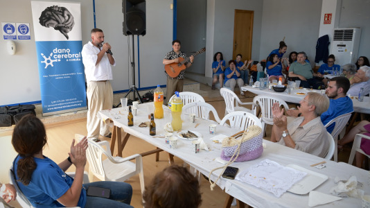 Dano Cerebral A Coruña celebró este jueves una nueva edición de su tradicional sardiñada, una jornada de convivencia que reunió a profesionales, personas usuarias de la entidad y sus familias en un ambiente festivo