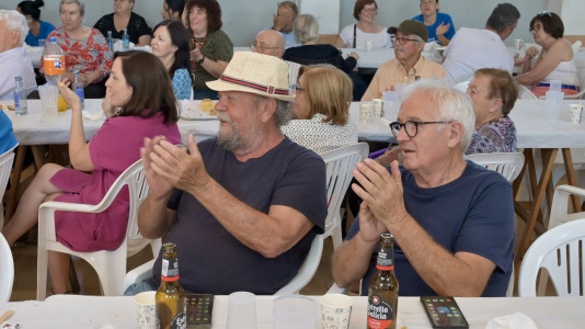 Dano Cerebral A Coruña celebró este jueves una nueva edición de su tradicional sardiñada, una jornada de convivencia que reunió a profesionales, personas usuarias de la entidad y sus familias en un ambiente festivo