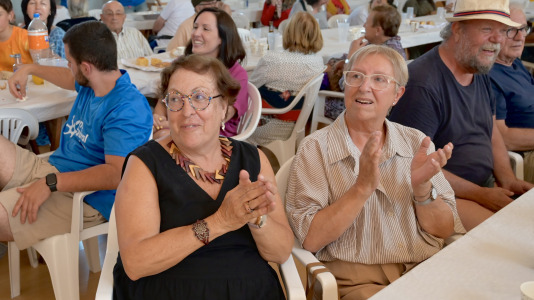 Dano Cerebral A Coruña celebró este jueves una nueva edición de su tradicional sardiñada, una jornada de convivencia que reunió a profesionales, personas usuarias de la entidad y sus familias en un ambiente festivo