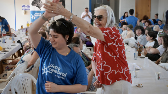 Dano Cerebral A Coruña celebró este jueves una nueva edición de su tradicional sardiñada, una jornada de convivencia que reunió a profesionales, personas usuarias de la entidad y sus familias en un ambiente festivo