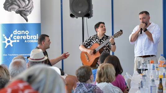 Dano Cerebral A Coruña celebró este jueves una nueva edición de su tradicional sardiñada, una jornada de convivencia que reunió a profesionales, personas usuarias de la entidad y sus familias en un ambiente festivo