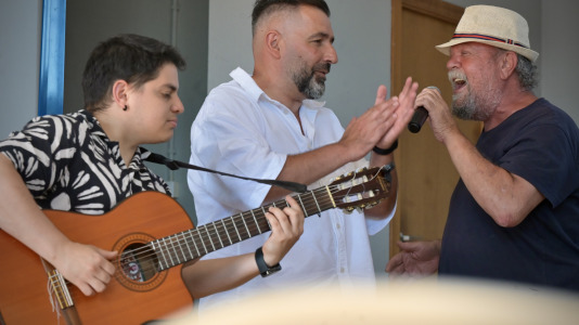 Dano Cerebral A Coruña celebró este jueves una nueva edición de su tradicional sardiñada, una jornada de convivencia que reunió a profesionales, personas usuarias de la entidad y sus familias en un ambiente festivo