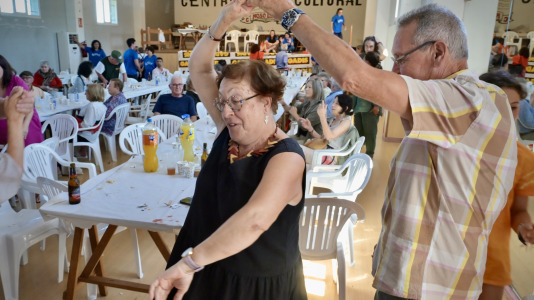 Dano Cerebral A Coruña celebró este jueves una nueva edición de su tradicional sardiñada, una jornada de convivencia que reunió a profesionales, personas usuarias de la entidad y sus familias en un ambiente festivo