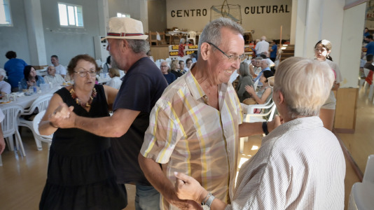 Dano Cerebral A Coruña celebró este jueves una nueva edición de su tradicional sardiñada, una jornada de convivencia que reunió a profesionales, personas usuarias de la entidad y sus familias en un ambiente festivo