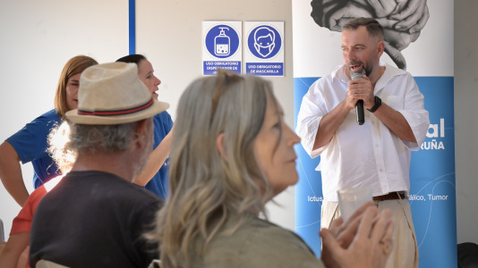 Dano Cerebral A Coruña celebró este jueves una nueva edición de su tradicional sardiñada, una jornada de convivencia que reunió a profesionales, personas usuarias de la entidad y sus familias en un ambiente festivo