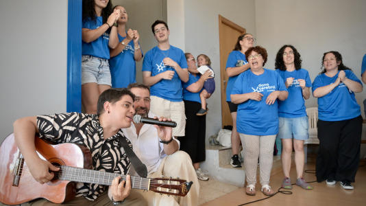 Dano Cerebral A Coruña celebró este jueves una nueva edición de su tradicional sardiñada, una jornada de convivencia que reunió a profesionales, personas usuarias de la entidad y sus familias en un ambiente festivo