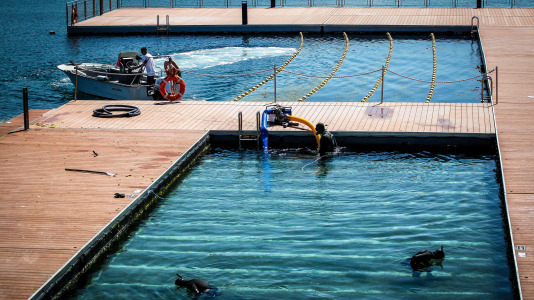 La piscina de O Parrote, durante los trabajos de limpieza