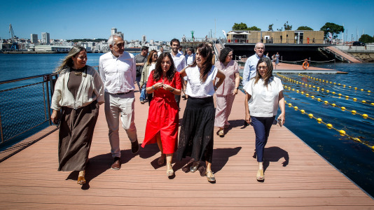 Este viernes se abrió al público la piscina marina de O Parrote y se inauguró La Potera, un centro de servicios equipado para complementar las actividades que pueden desarrollarse en la plataforma de baño.