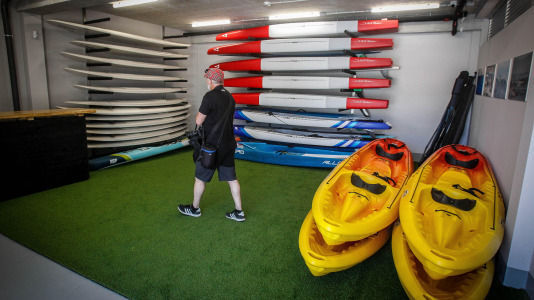 Este viernes se abrió al público la piscina marina de O Parrote y se inauguró La Potera, un centro de servicios equipado para complementar las actividades que pueden desarrollarse en la plataforma de baño.