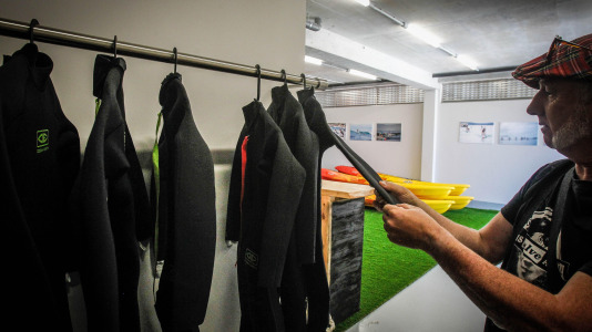 Este viernes se abrió al público la piscina marina de O Parrote y se inauguró La Potera, un centro de servicios equipado para complementar las actividades que pueden desarrollarse en la plataforma de baño.