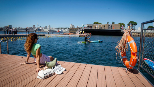 Este viernes se abrió al público la piscina marina de O Parrote y se inauguró La Potera, un centro de servicios equipado para complementar las actividades que pueden desarrollarse en la plataforma de baño.