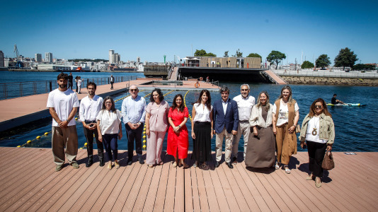 Este viernes se abrió al público la piscina marina de O Parrote y se inauguró La Potera, un centro de servicios equipado para complementar las actividades que pueden desarrollarse en la plataforma de baño.