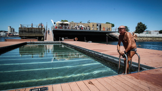 Este viernes se abrió al público la piscina marina de O Parrote y se inauguró La Potera, un centro de servicios equipado para complementar las actividades que pueden desarrollarse en la plataforma de baño.