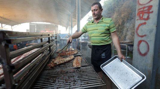Una gran churrascada abrió las celebraciones en el barrio antes de continuar la noche con mucha música y diversión