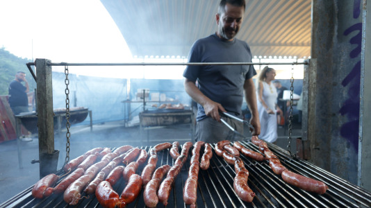 Una gran churrascada abrió las celebraciones en el barrio antes de continuar la noche con mucha música y diversión