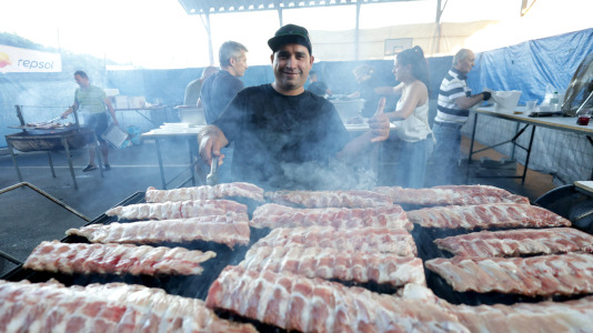 Una gran churrascada abrió las celebraciones en el barrio antes de continuar la noche con mucha música y diversión