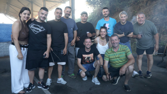 Una gran churrascada abrió las celebraciones en el barrio antes de continuar la noche con mucha música y diversión