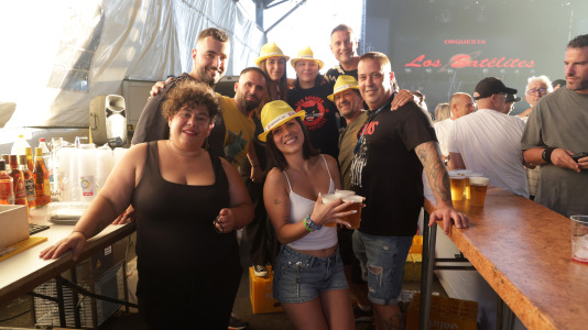 Una gran churrascada abrió las celebraciones en el barrio antes de continuar la noche con mucha música y diversión