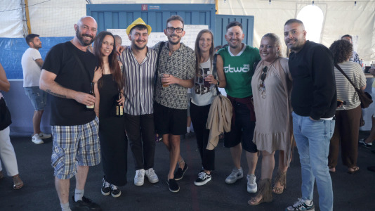 Una gran churrascada abrió las celebraciones en el barrio antes de continuar la noche con mucha música y diversión