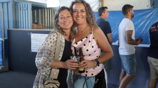 Una gran churrascada abrió las celebraciones en el barrio antes de continuar la noche con mucha música y diversión