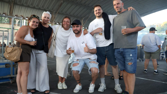 Una gran churrascada abrió las celebraciones en el barrio antes de continuar la noche con mucha música y diversión