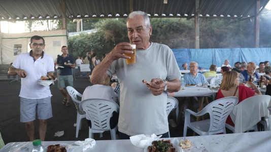 Una gran churrascada abrió las celebraciones en el barrio antes de continuar la noche con mucha música y diversión