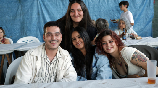 Una gran churrascada abrió las celebraciones en el barrio antes de continuar la noche con mucha música y diversión