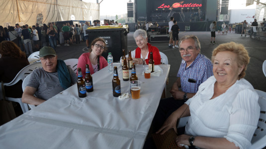 Una gran churrascada abrió las celebraciones en el barrio antes de continuar la noche con mucha música y diversión