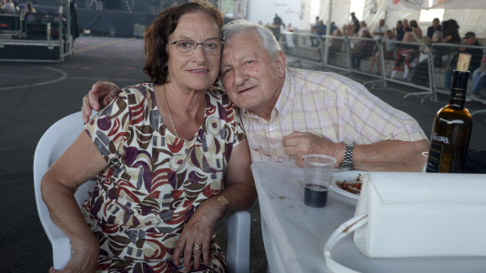 Una gran churrascada abrió las celebraciones en el barrio antes de continuar la noche con mucha música y diversión