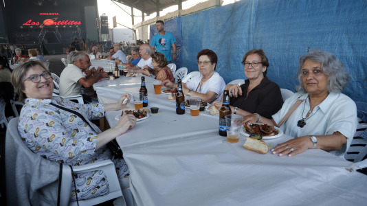 Una gran churrascada abrió las celebraciones en el barrio antes de continuar la noche con mucha música y diversión
